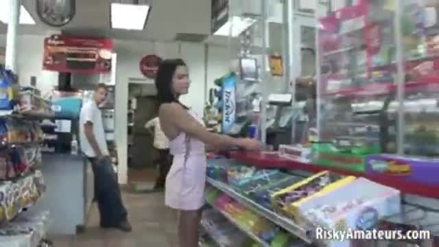Morena gostosa se exibe na loja